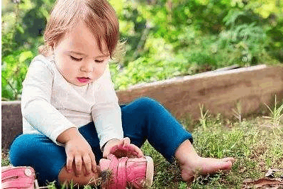 鞋子总是反着穿, 孩子是故意而为之?