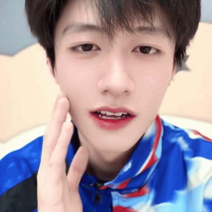 “就是我上次拔了这两颗…”猫爪戳戳“我感觉这边肿了一点🥺”猫爪轻轻哒哒“但