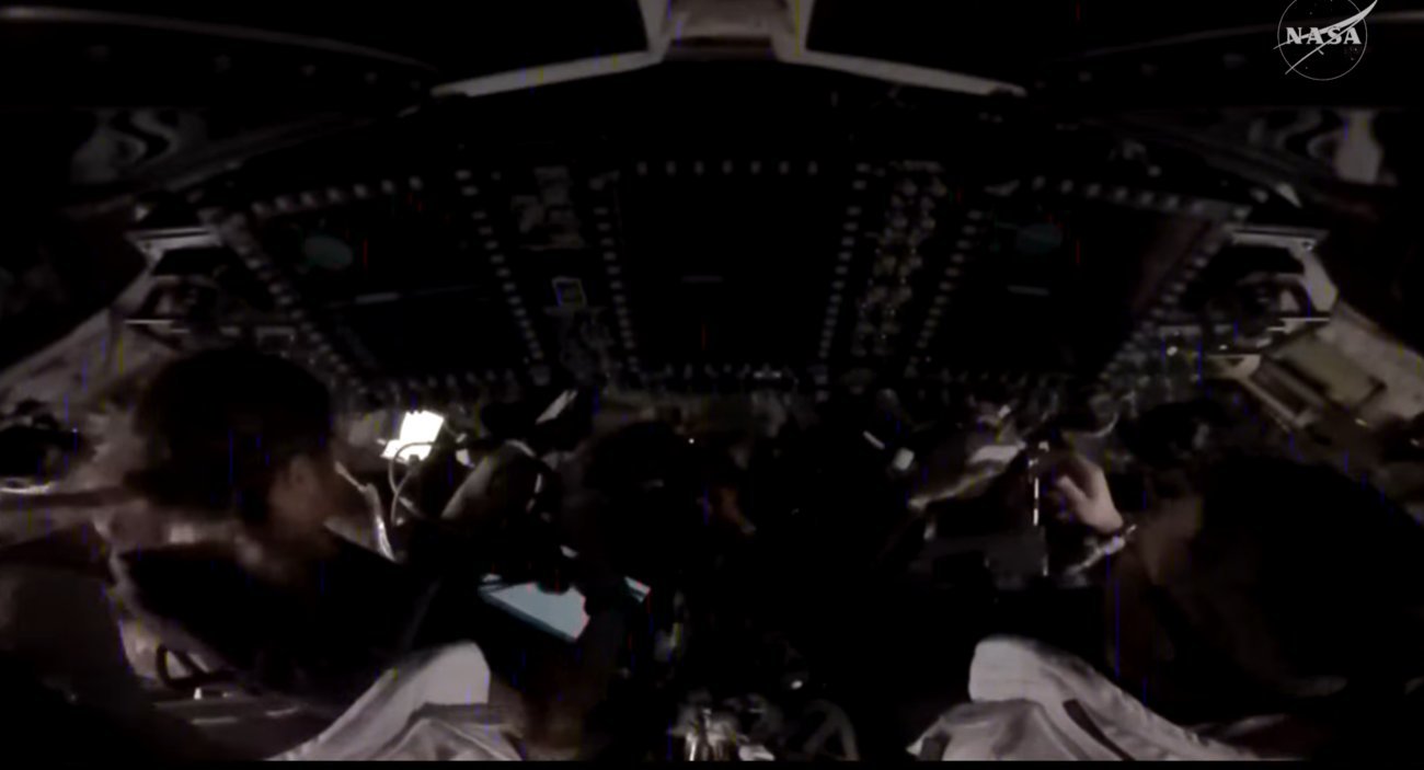 阿尔忒弥斯2号猎户座飞船最新舱内画面，宇航员已经脱下压力服。