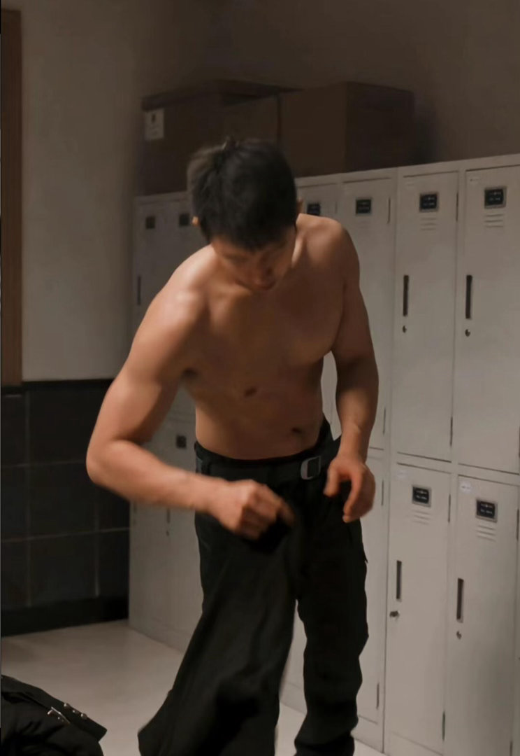 黄景瑜不就是个子高点胸肌大点刷到上海偶遇图我直接存爆！美式前刺配墨镜灰T，黄景