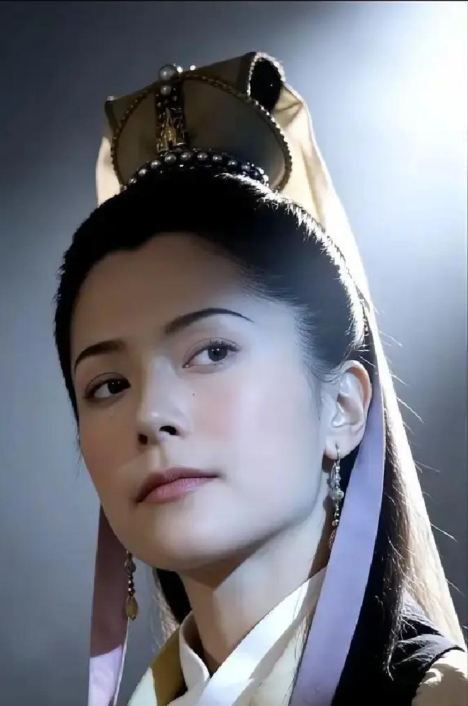 别再骂资本喂你吃冷饭了。是你自己点的单。郭羡妮只是穿上23年前的戏服，就能引