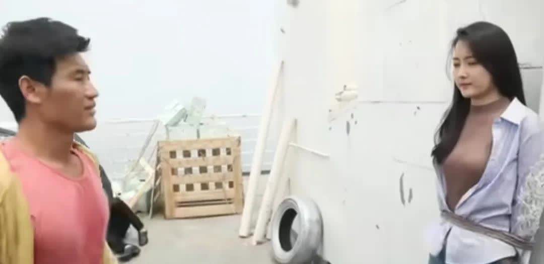 嘎子谢孟伟发了一条拍摄的电影吻戏花絮。女演员被绑在爬梯上，嘎子跑过去亲一下，然后