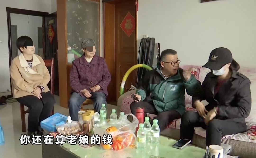 浙江杭州，一对老人将名下6套房平分给了一双儿女，每人3套房。然而因为分给女儿的房
