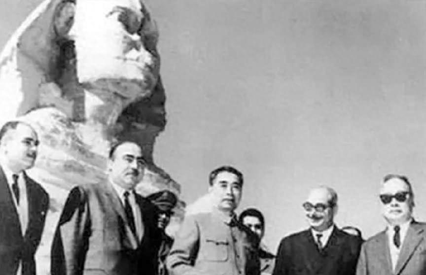 63年总理出访，外国记者提无理要求，女外交官一句话尽显大国风采“总理，他们要咱