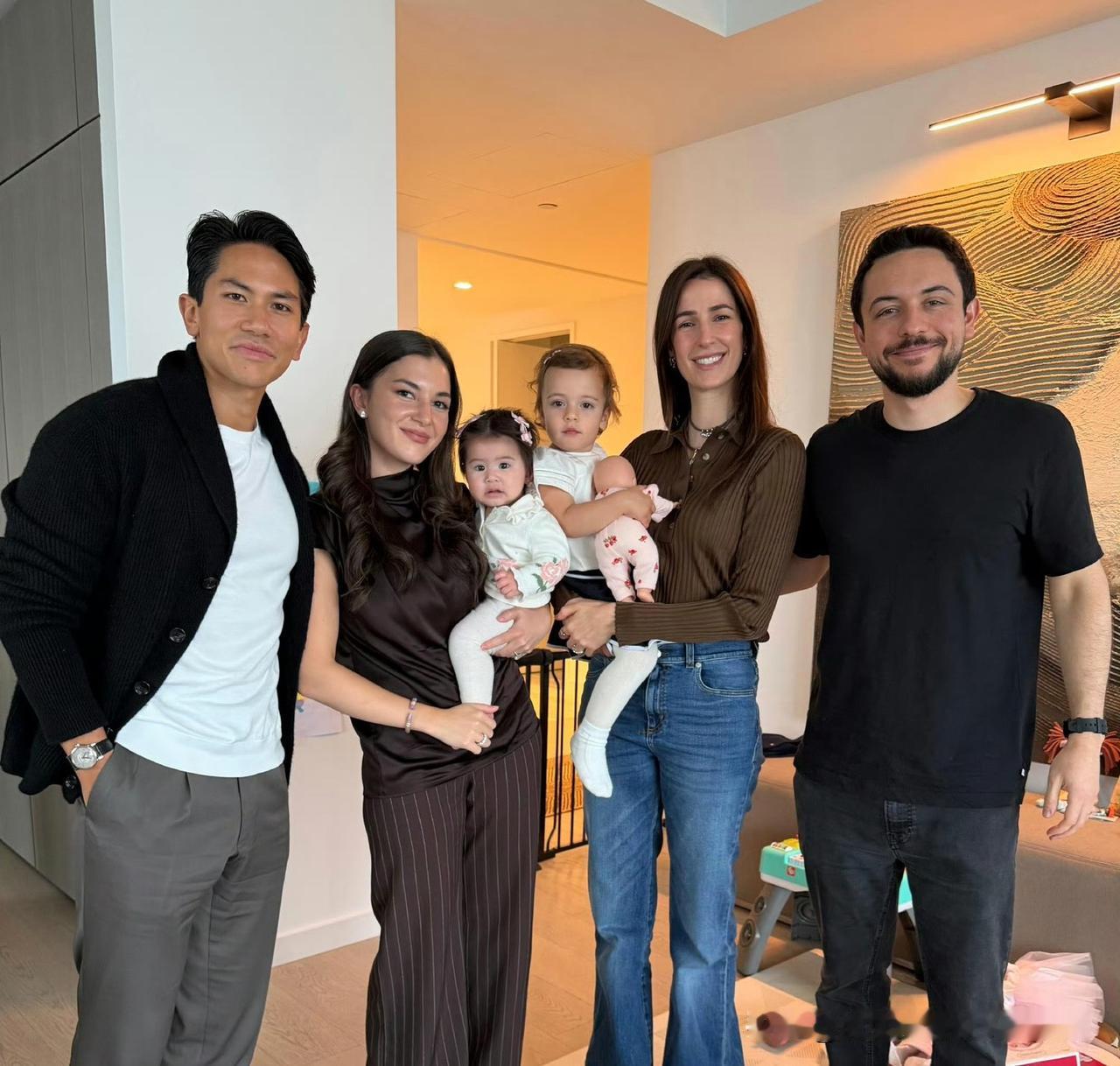 同框了，约旦侯赛因王储夫妇带着女儿，和文莱马丁王子夫妇一家三口同框，两位小公主都
