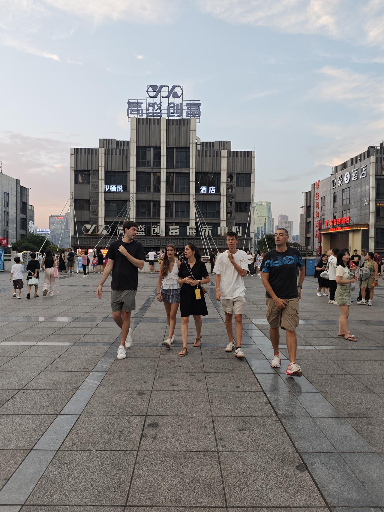 欧美游客爱上重庆游。不是近邻的日韩，也不是东南亚的游客，而是高鼻子，白皮肤，人