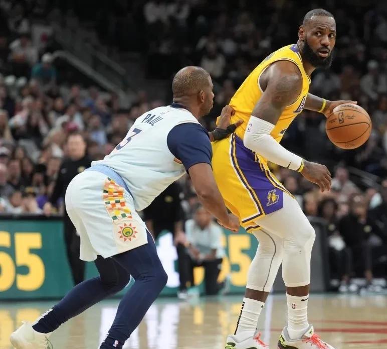 霸榜历史前二！😯NBA历史上至今一共注册了5002个球员而詹姆斯一人就