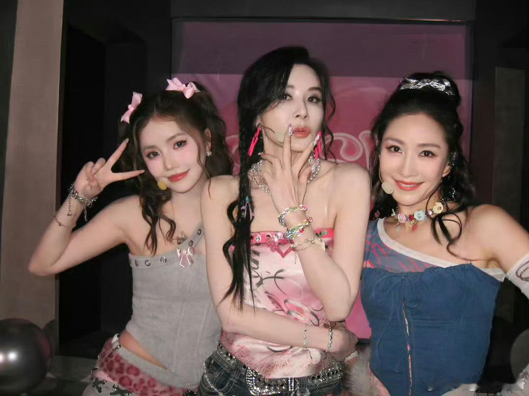 录你好星期六浪姐嘉宾场的姐姐谁懂啊！浪姐直接把团建搬到好六街了！！终于能看到姐姐