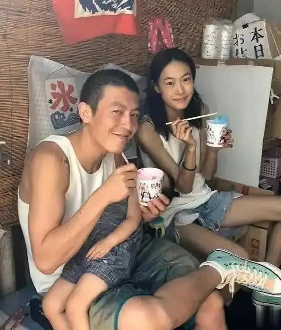 陈冠希与老婆秦舒培越来越有夫妻相了！
