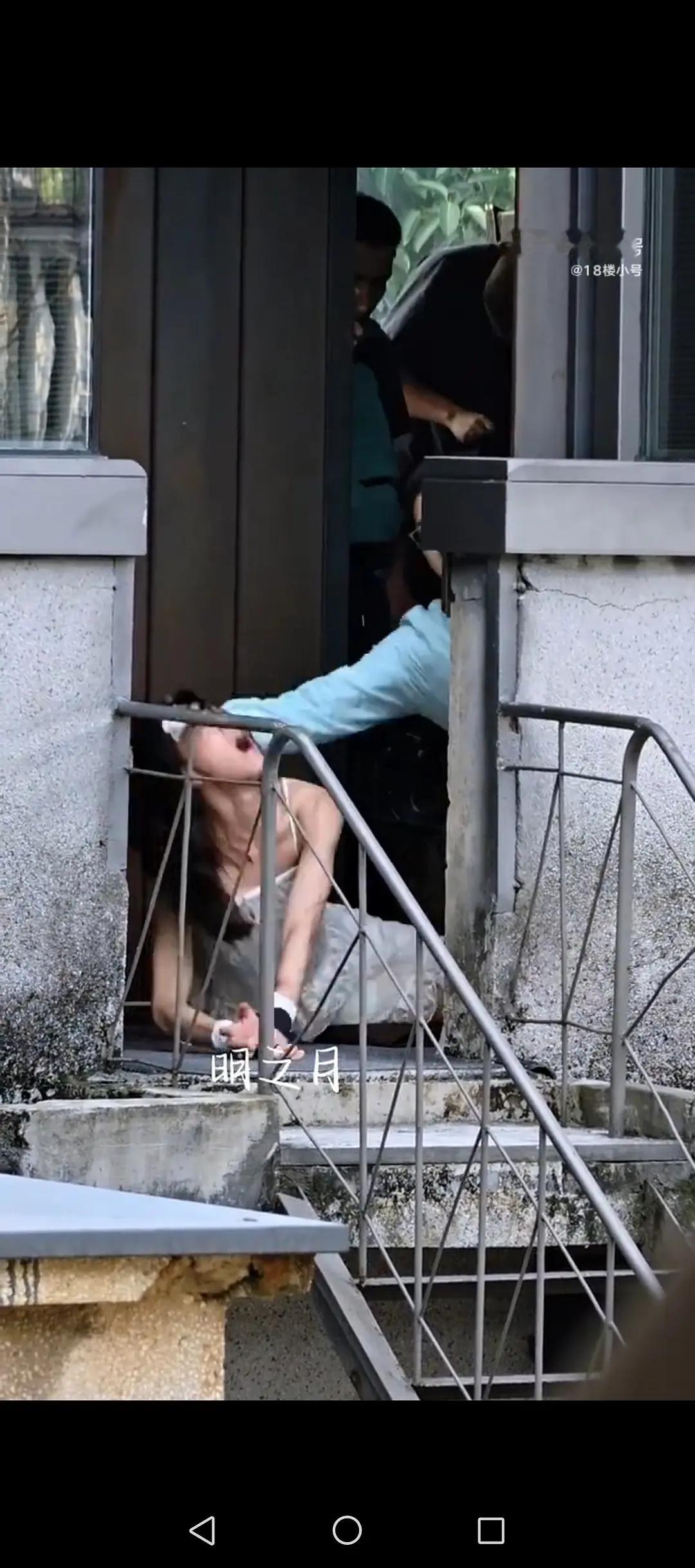 之前刷到好多的雨中吻戏路透还以为是什么甜甜的恋爱呢，结果陈伟霆在这里面饰演的是一