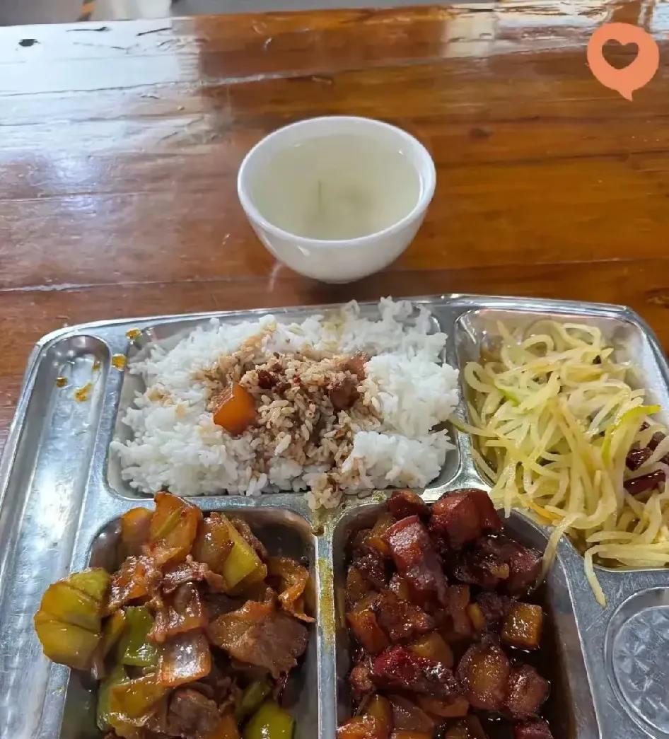 今天下班实在是太累了，所以我就没做饭，直接在楼下的快餐店买了份盒饭，你们看我这伙