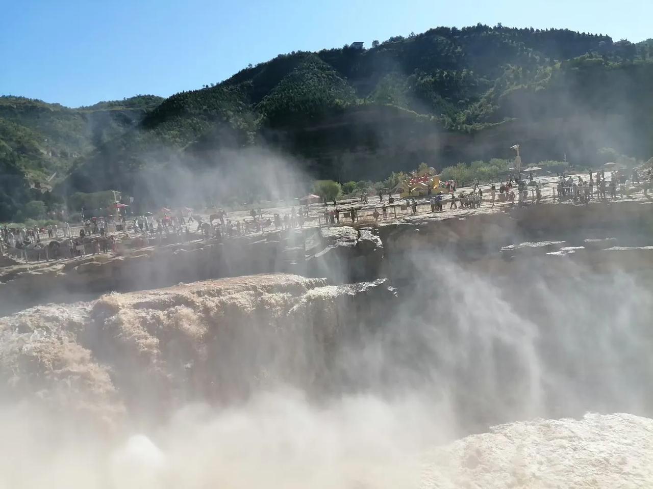 陕西延安、黄河壶口瀑布：在这里，时间仿佛被瀑布声凝固，只剩下磅礴的水、升腾