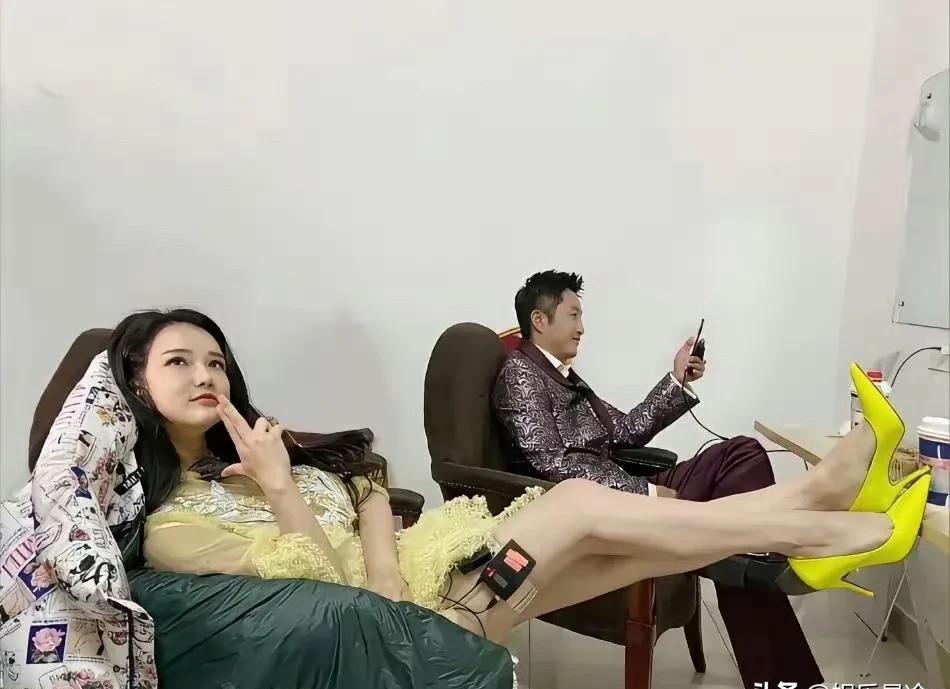 冉莹颖是真敢。前几天一个活动，她穿了条短裙，坐下没两分钟，腿就上了桌。不是无