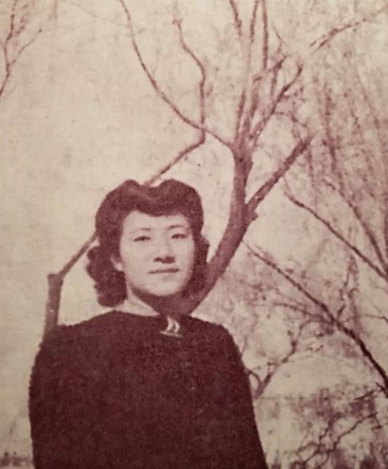 1934年，才女苏青新婚夜，撞见丈夫和表嫂亲热，她装作若无其事，婚后接连生了5个