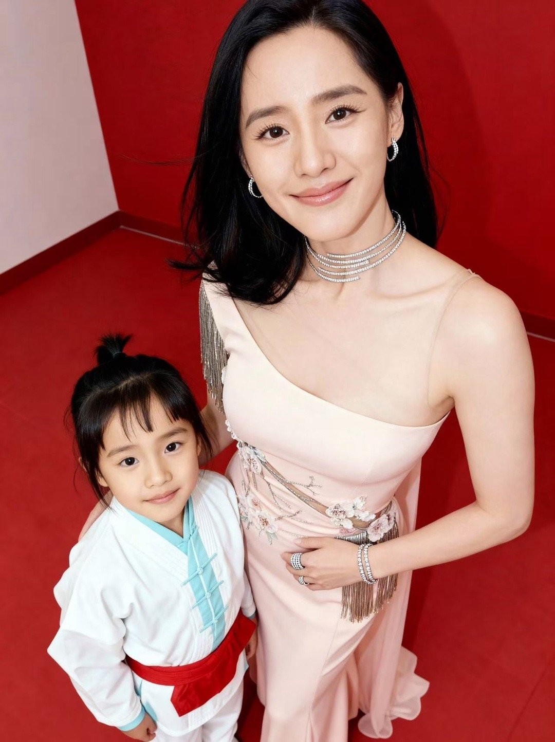 王智和小时候的自己同框女明星和小时候的自己合照系列​​​