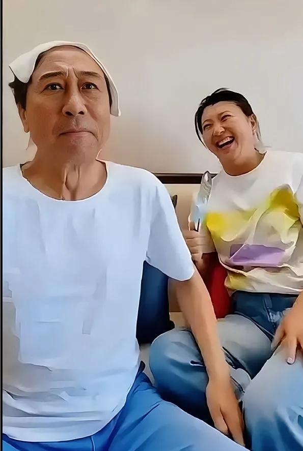 冯巩先生，您也六十七八岁的年纪了，可别让人说您为老不尊。瞧瞧您和那个女人的照片，