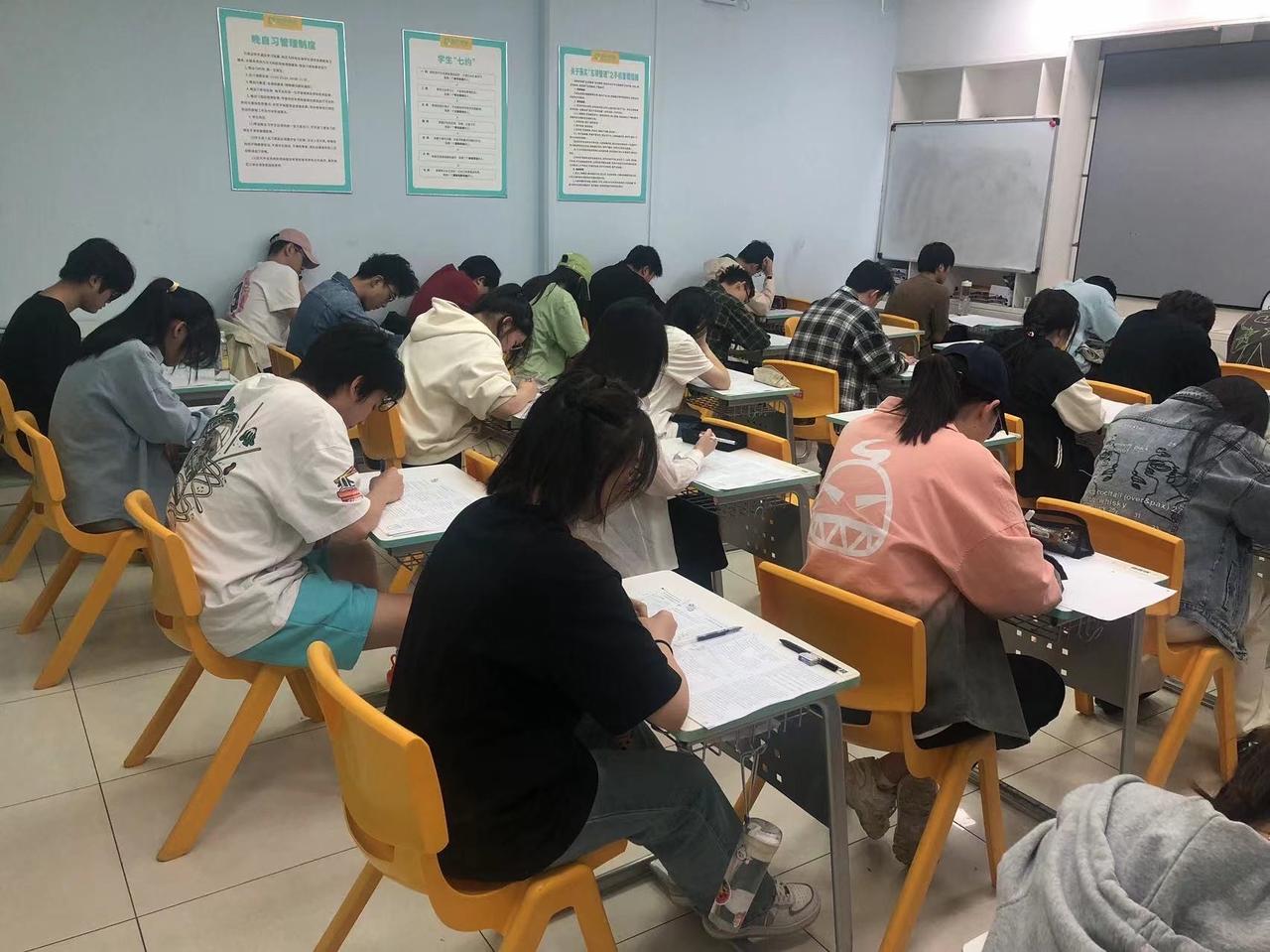 对于学生补课公平性，本人有个建议，凡是参与补课的学生，高考录取分数相比于未参加补
