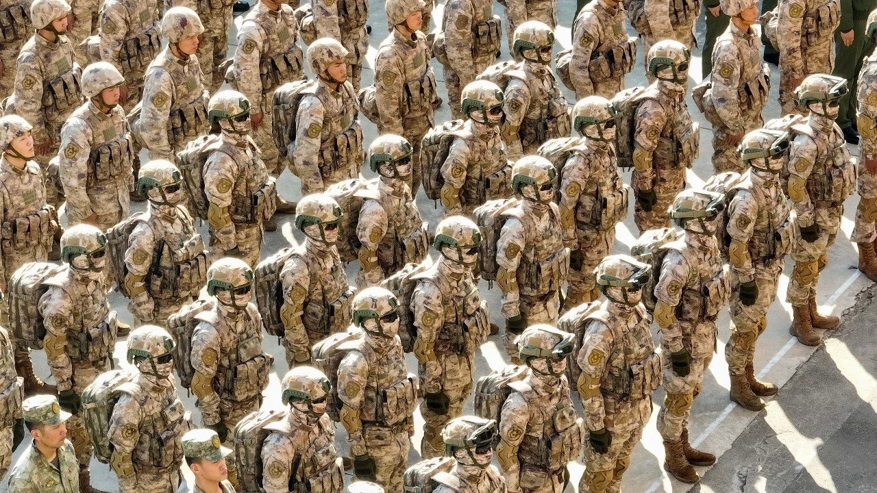 中国空降兵成立76周年蒙面的都是精锐​​​