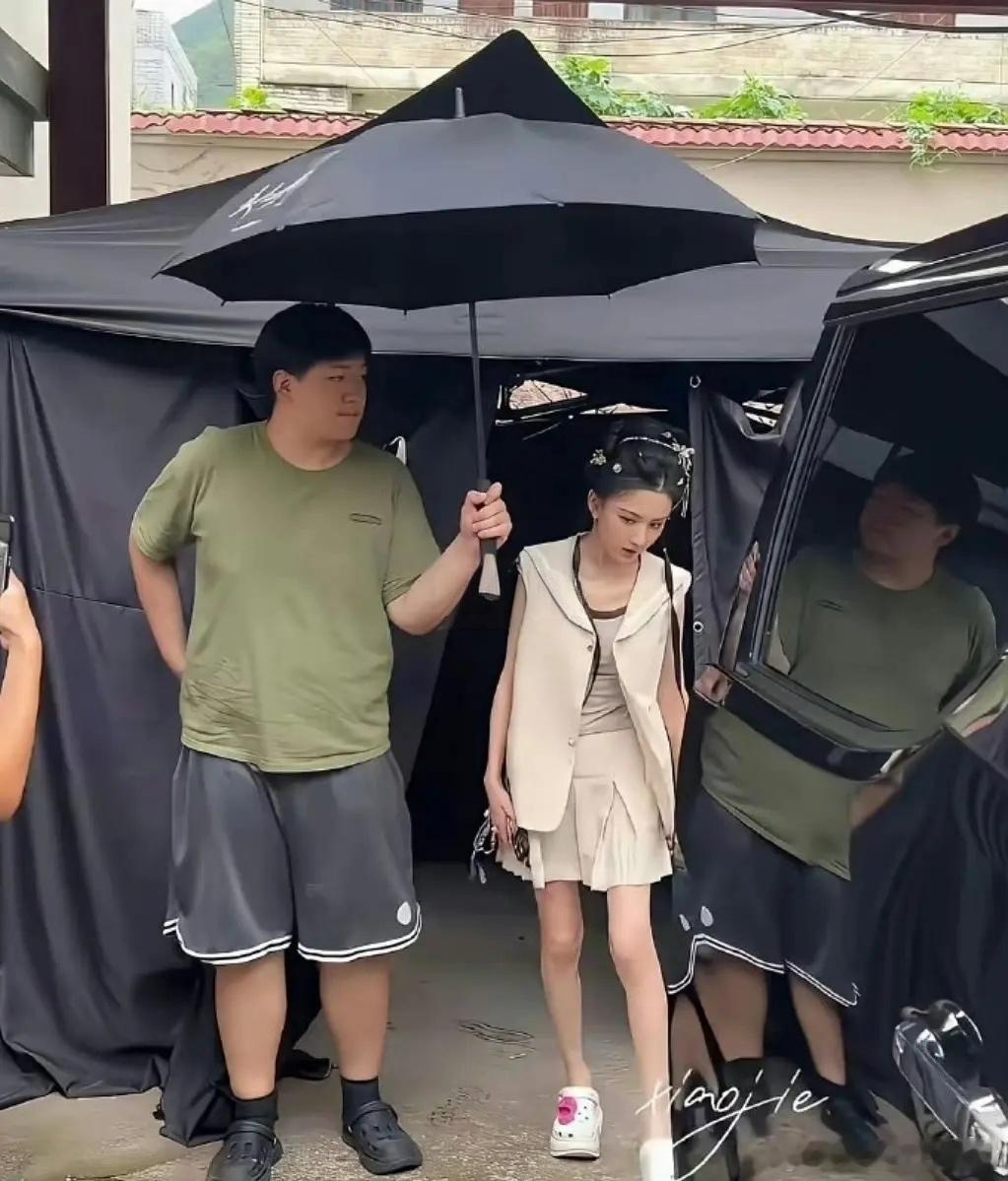 祖儿现在瘦的有些病态了吧