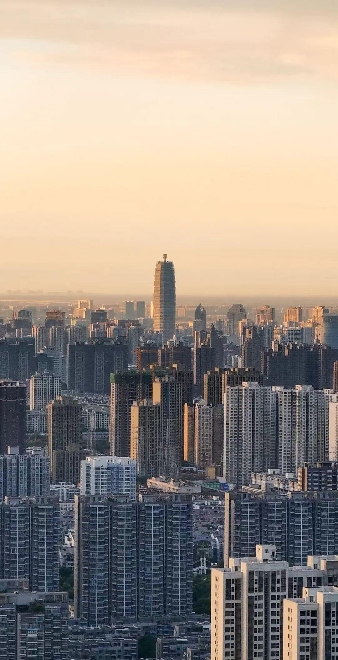 生活上的消费之都、工作上的销售之都，满大街的商场、超市、饭店、药店、地摊、足疗店
