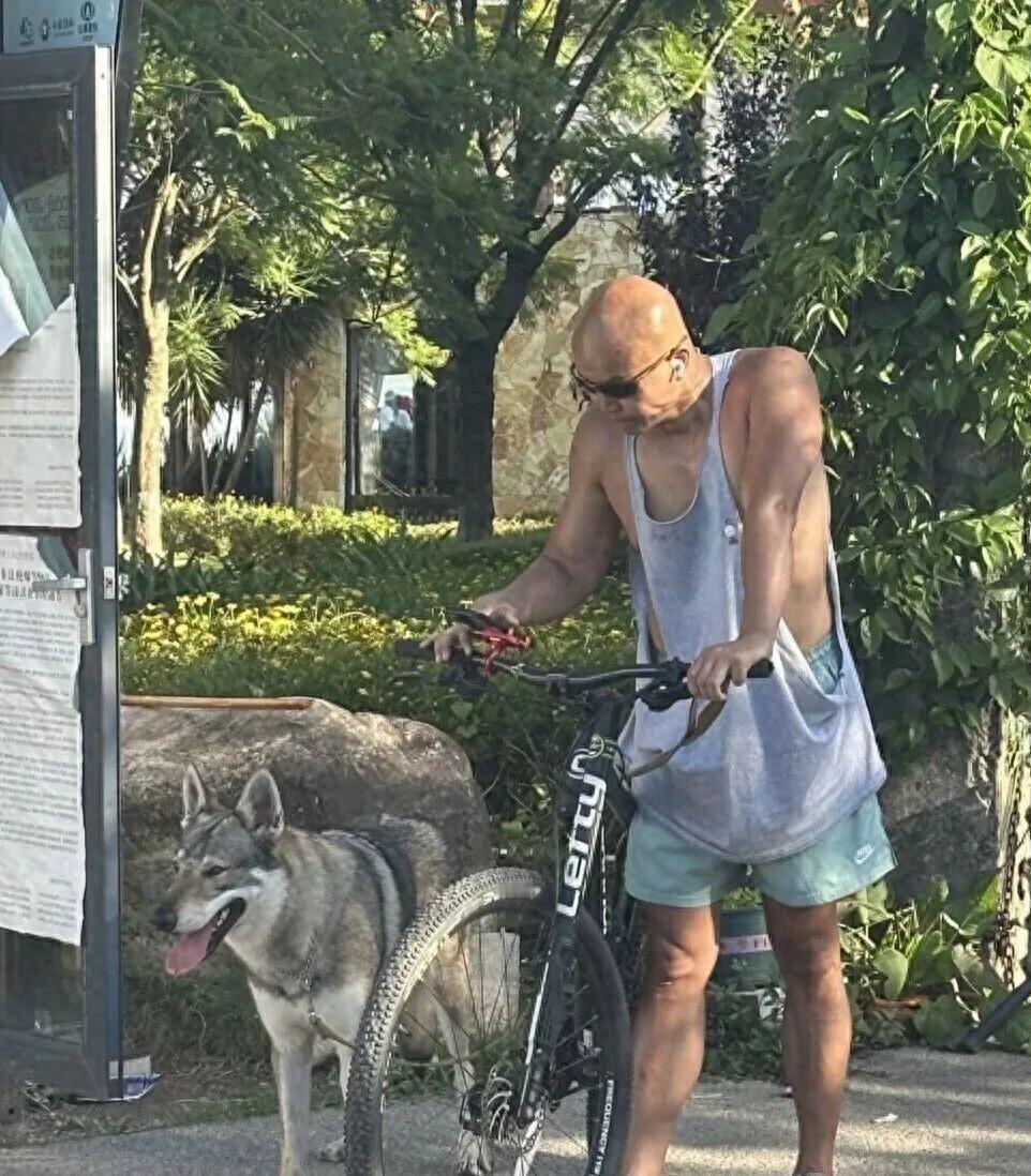 51岁乐嘉近况流出，身材健壮定居云南小镇，和女儿相伴生活