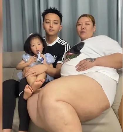 130斤重的小帅哥找了个400斤的大姐姐做老婆，两人生活幸福，羡煞旁人。女的比