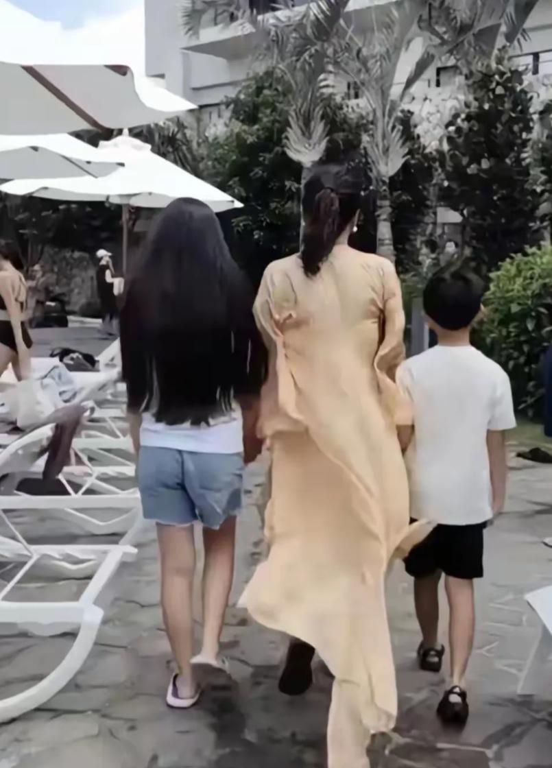 张兰的心肝宝贝玥玥和小霖霖要回北京了，两个孩子放暑假就回来。网友表示:怪不得张兰