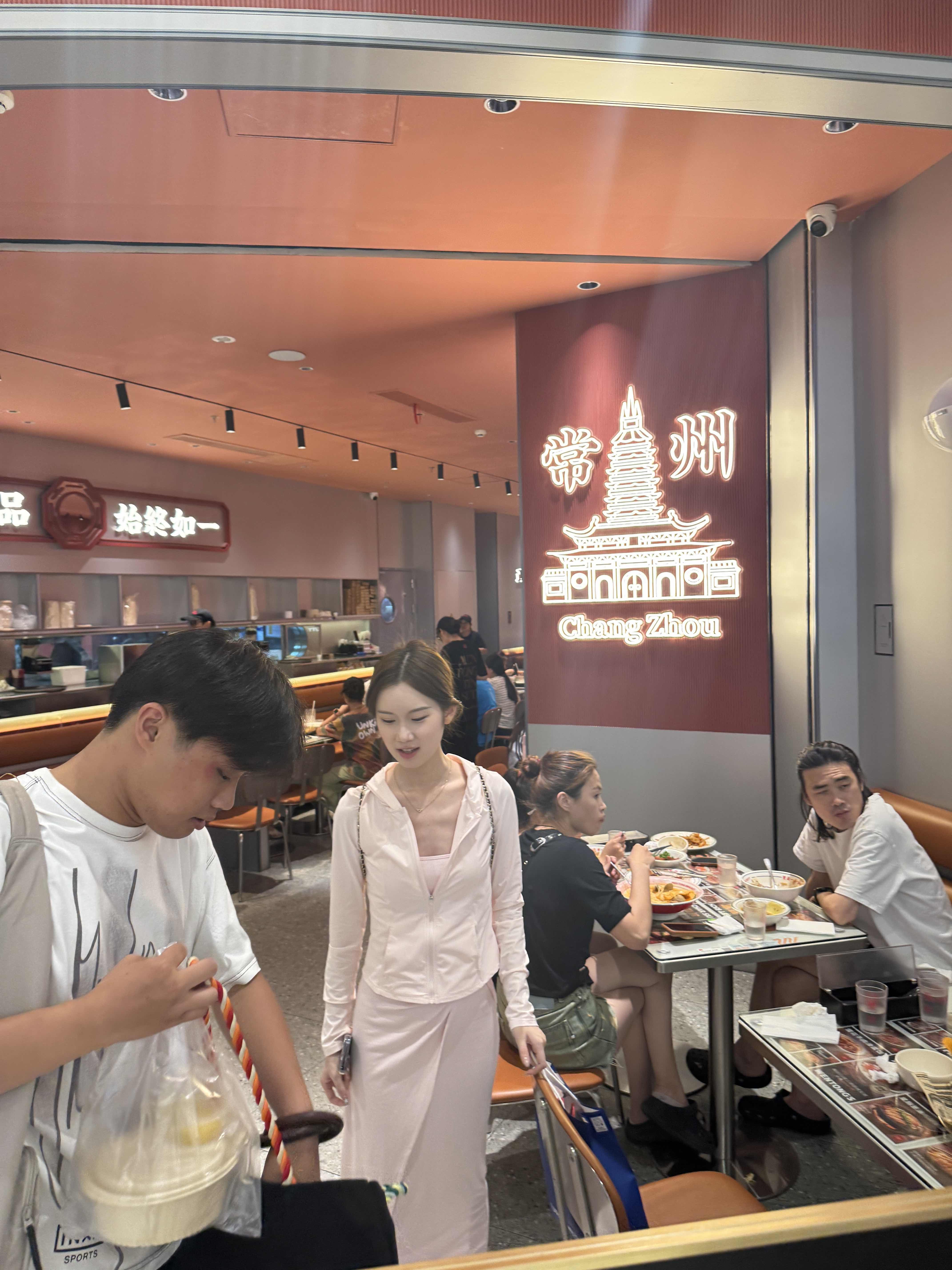 今天碰到了表妹，不敢和她打招呼，欠我钱不还