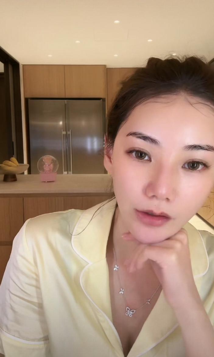 小菲还是那个小菲，就是遇人不淑！快十一点汪小菲应酬完回家，一进门就关心独自直