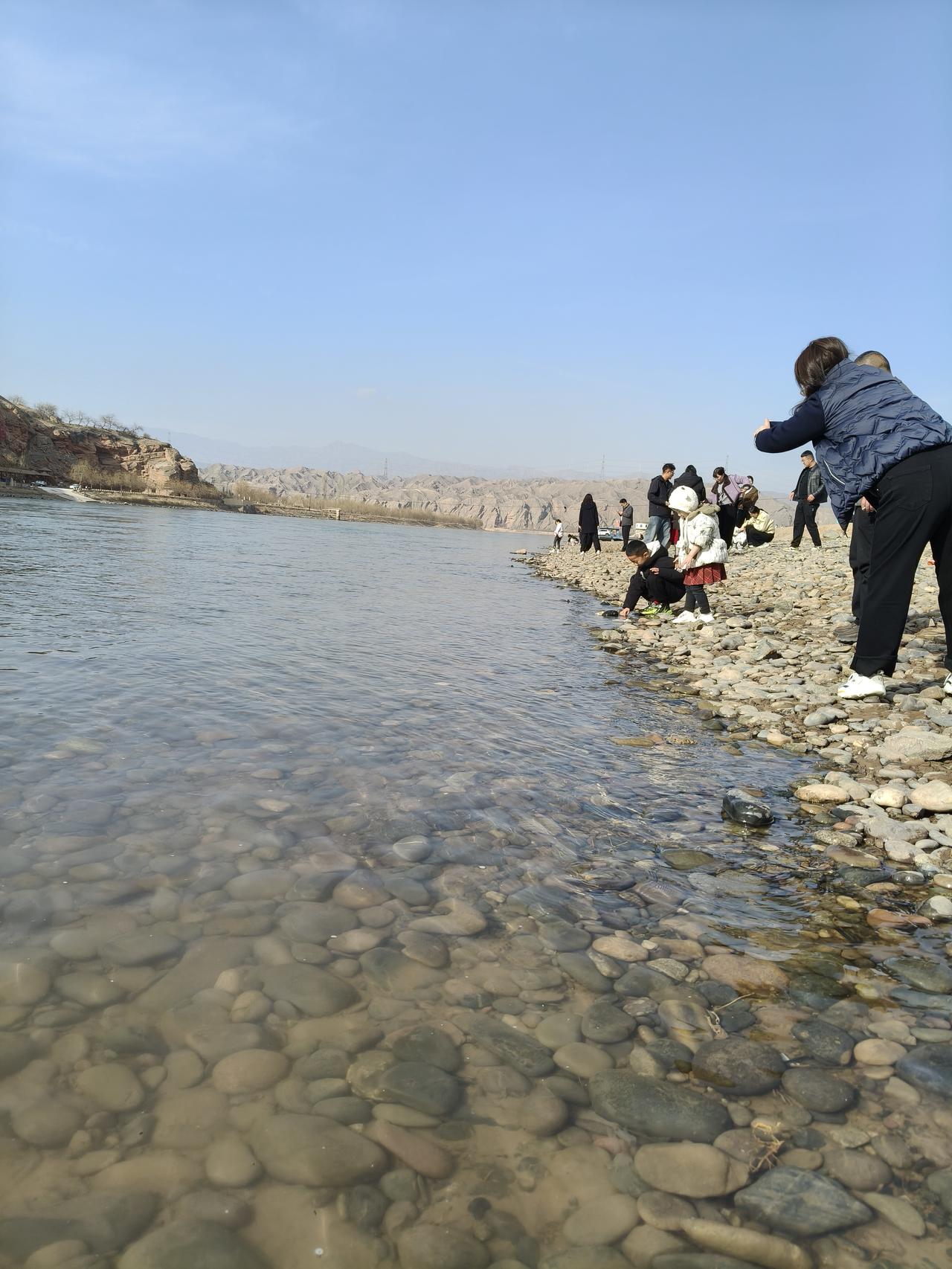 你可以心怀善良，但切莫沦为烂好人。别对谁都心生怜悯，别见谁都给予同情。人