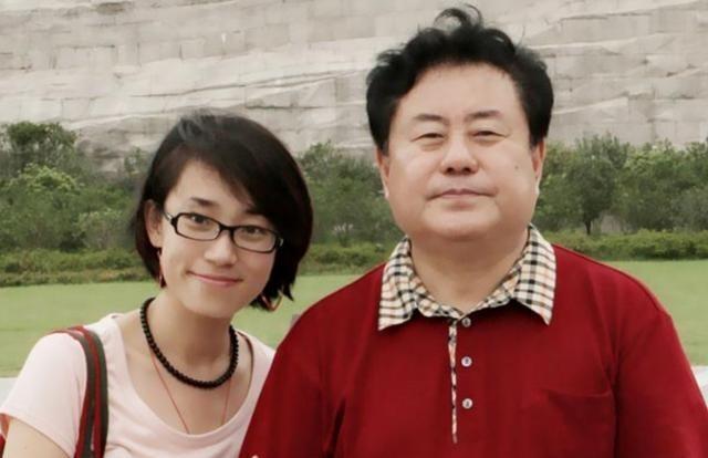 1981年，著名作曲家徐沛东向女友崔静求婚成功，但是登记结婚那天，他却拉着战友的