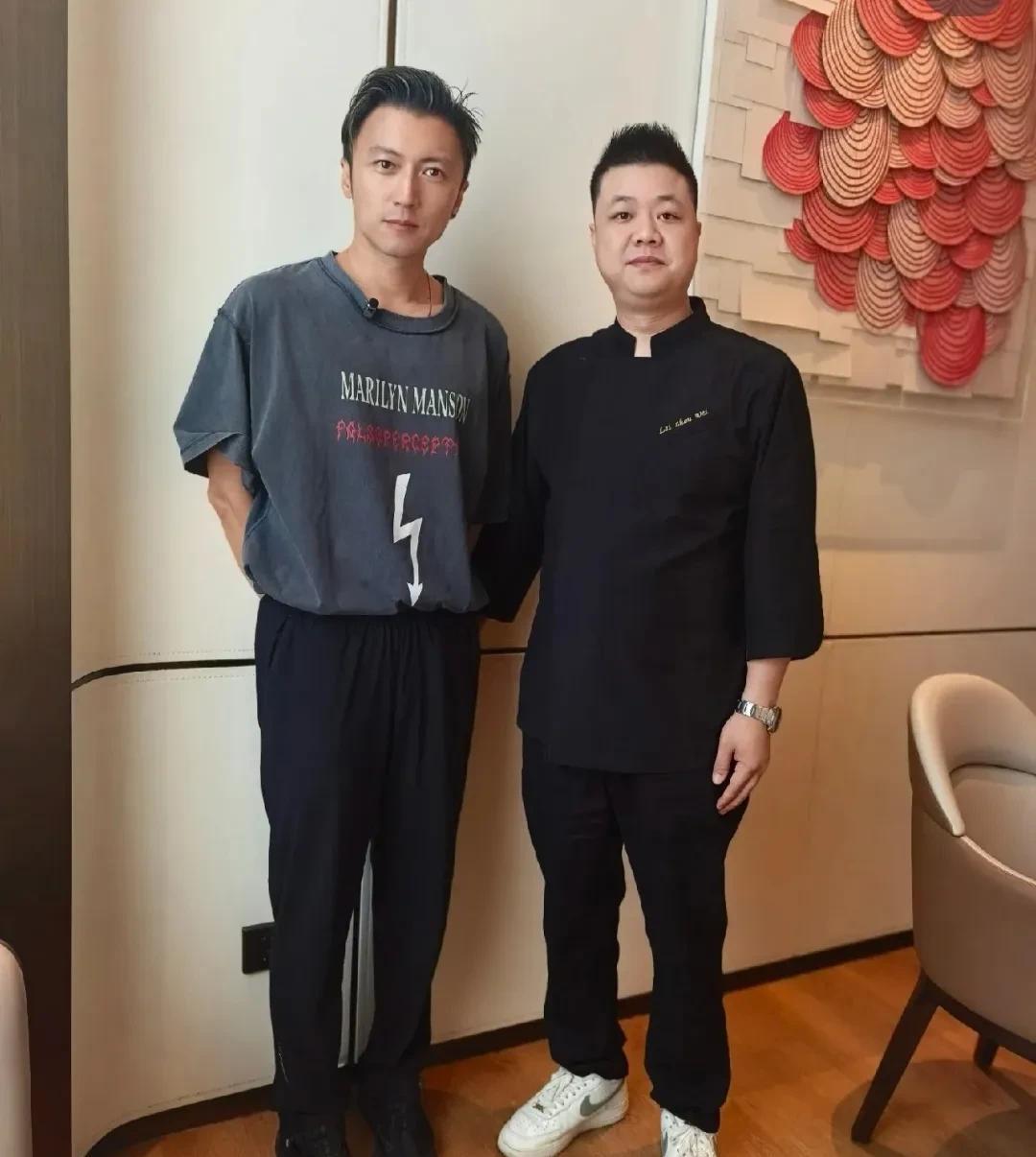 谢霆锋现身深圳探店，45岁的他，发型板正，人很瘦，感觉最近为了演唱会瘦不少，脸只