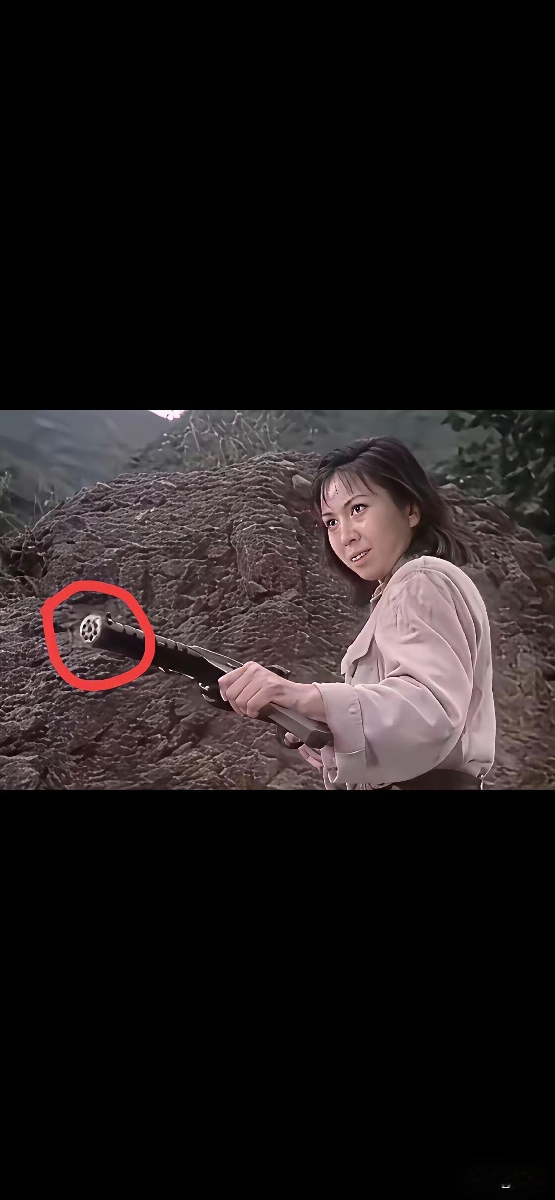 猛一看，我还以为是道具师糊弄老百姓不懂枪，这枪口咋射子弹呢。后来发现，是我肤浅了