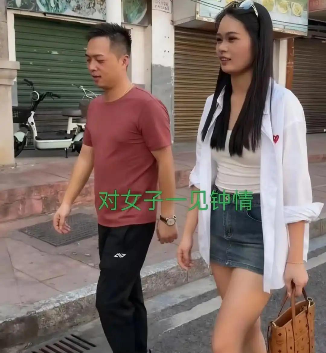 小伙在街上偶遇姑娘，一眼便动了心。鼓起勇气上前搭话，两人越聊越投缘。聊天时小伙大