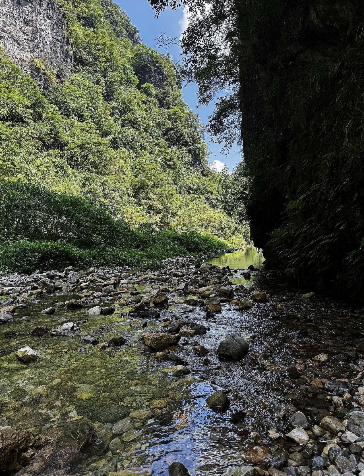 转眼入秋｜赴一场山野玻璃水之约🍃夏末的余热还没散去抓住秋天的开端，进山玩水