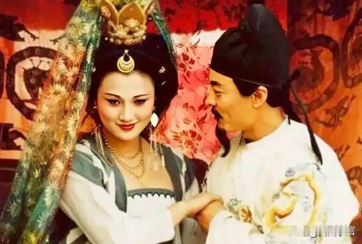 天气炎热，唐玄宗李隆基脑洞大开，脱光了衣服，和十几个妃子在华清池洗澡，满池春色，