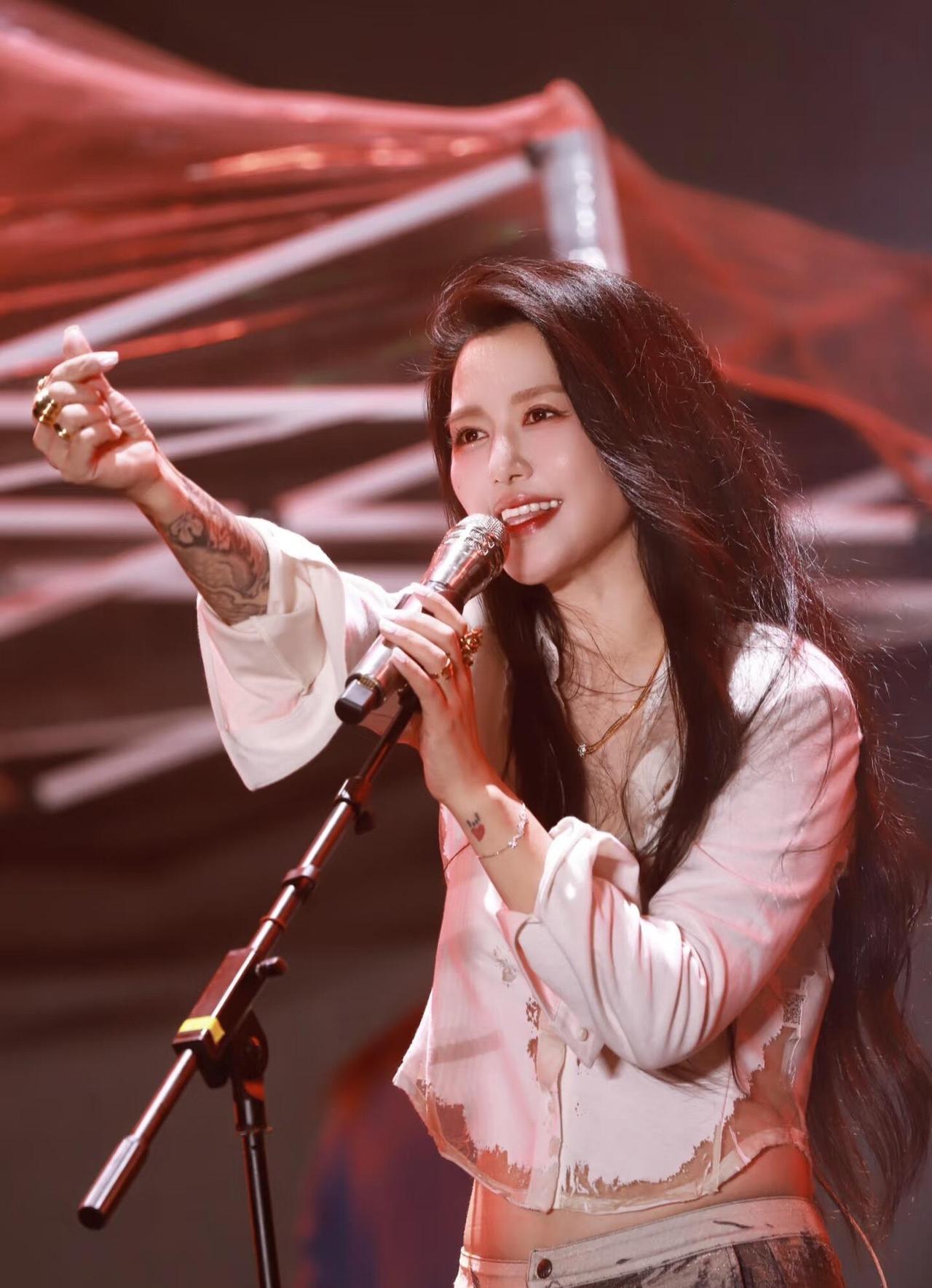 44岁的谭维维身材完美，不论是五官还是气质，在当年那一批超女里面是无可挑剔的，怎