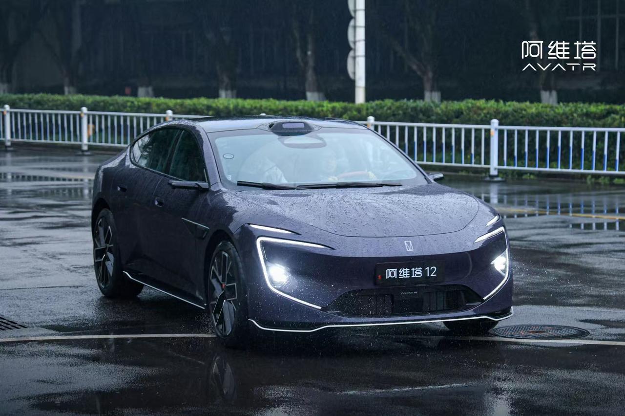 新款阿维塔12实车曝光了，目前知道有以下几个变化点：1、新车搭载顶置激光雷达，