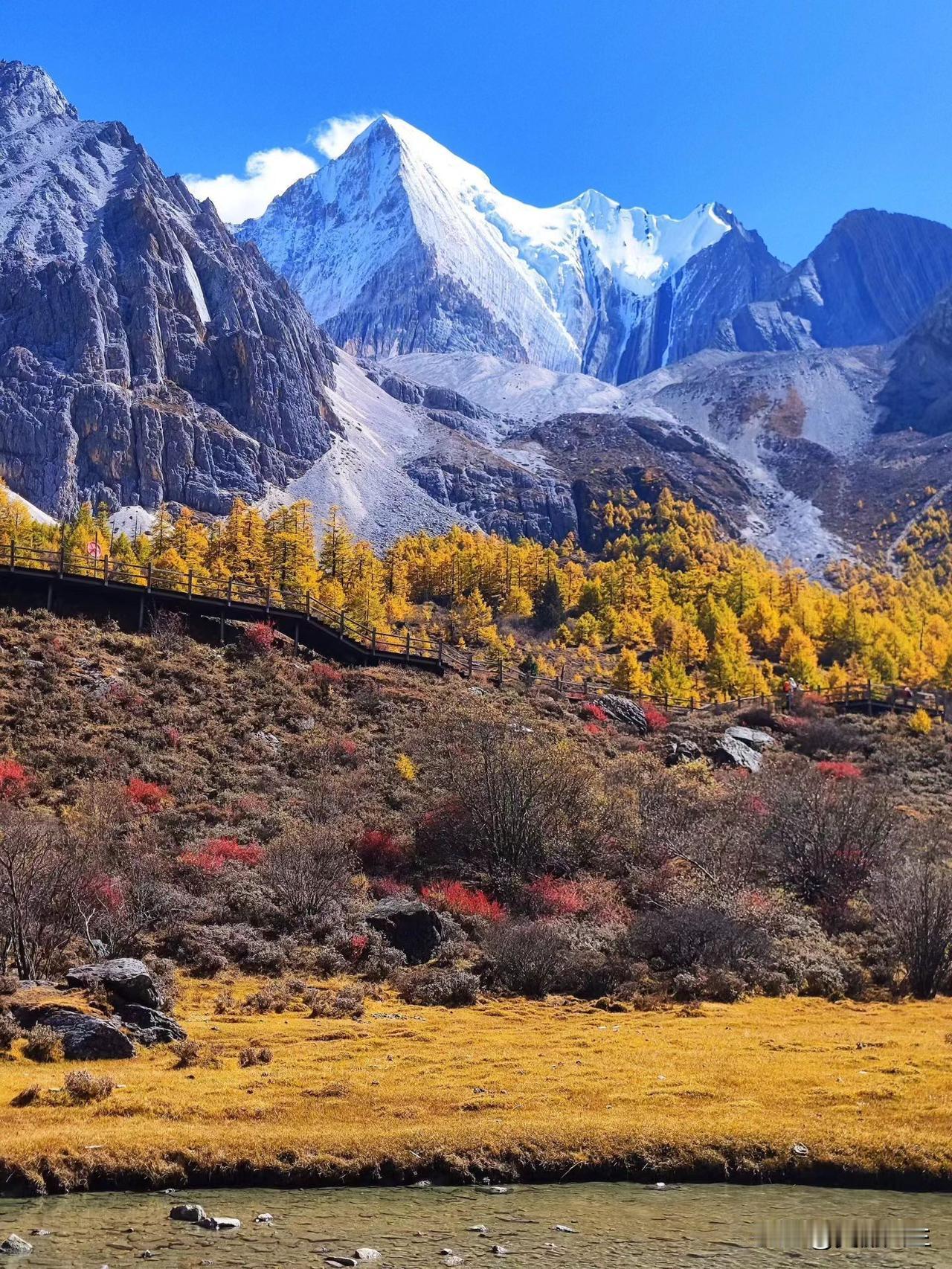 稻城亚丁i10月26日实拍🍂人在辽阔的天地间，真的会被深深震撼到！
