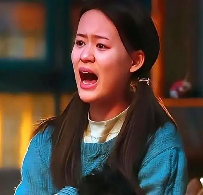 《老舅》里郭小雪被弹幕骂上热搜，说她抢房、藏消息、利用舅舅，白眼狼石锤。我追到