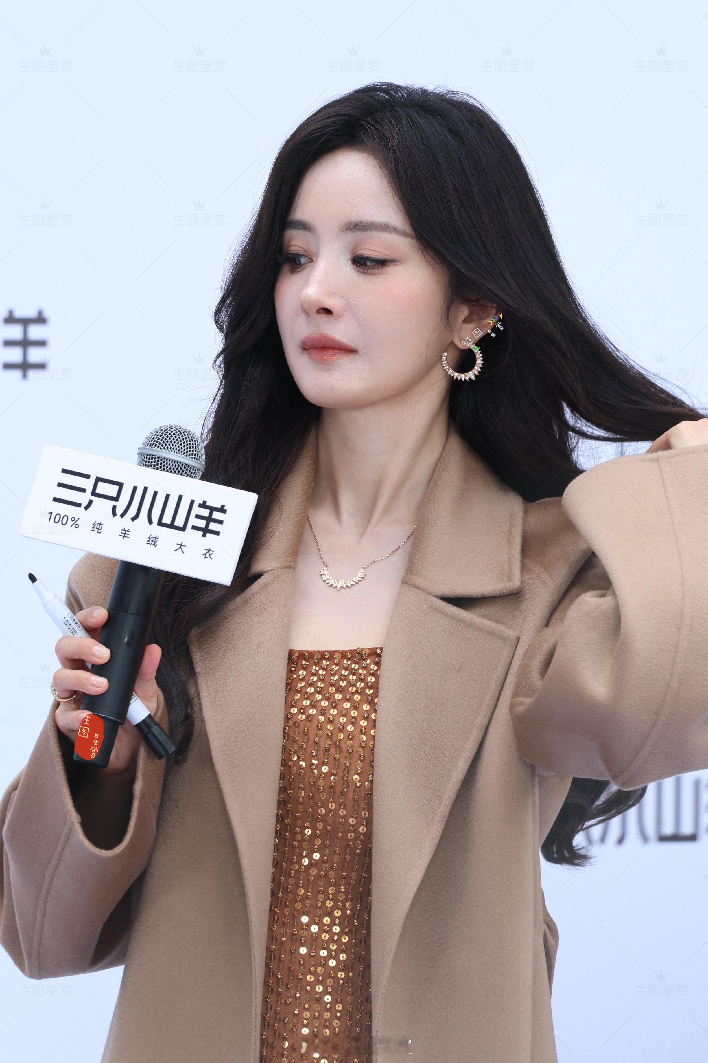 杨幂秋日美拉德大衣，穿出高级感🍁南京站台生图继续掉落​​​