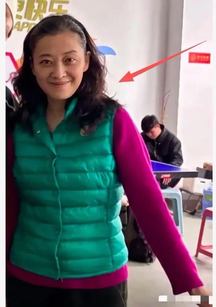 不敢想象！梅婷看成了隔壁二婶子，穿搭更是土气的一言难尽。