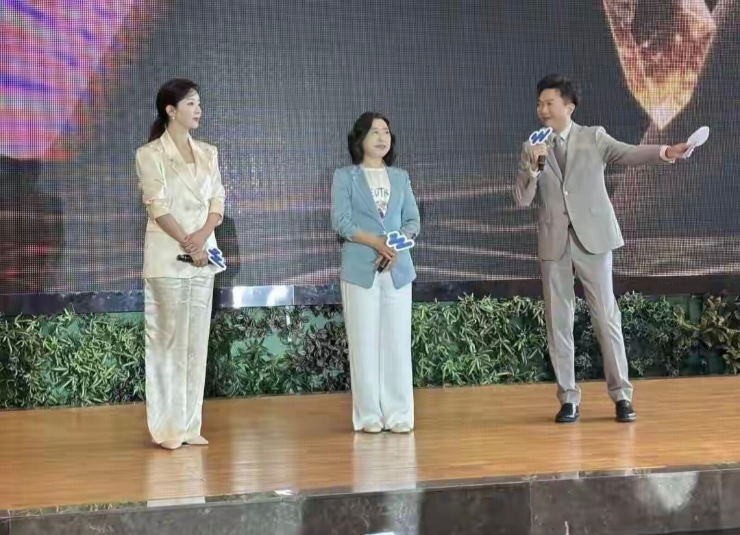 李思思县城商演穿廉价西装，挣钱养俩儿子，很崇拜圈外老公，一派叹她＂从春晚跌到县城