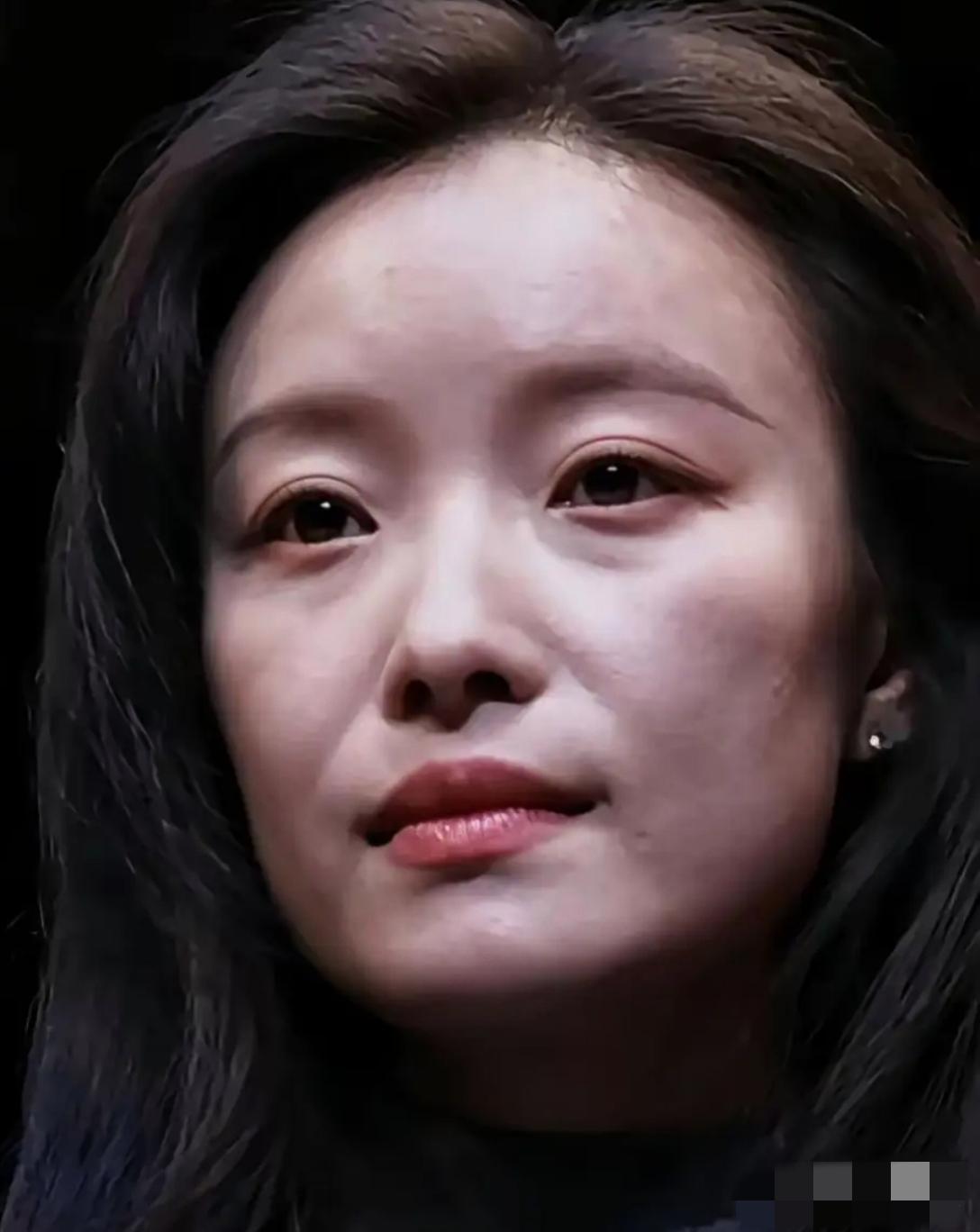 倪妮高清怼脸拍：眉若墨画，睛若点漆，唇似丹霞，面部不够平整，坑痘众多，眼袋明显，