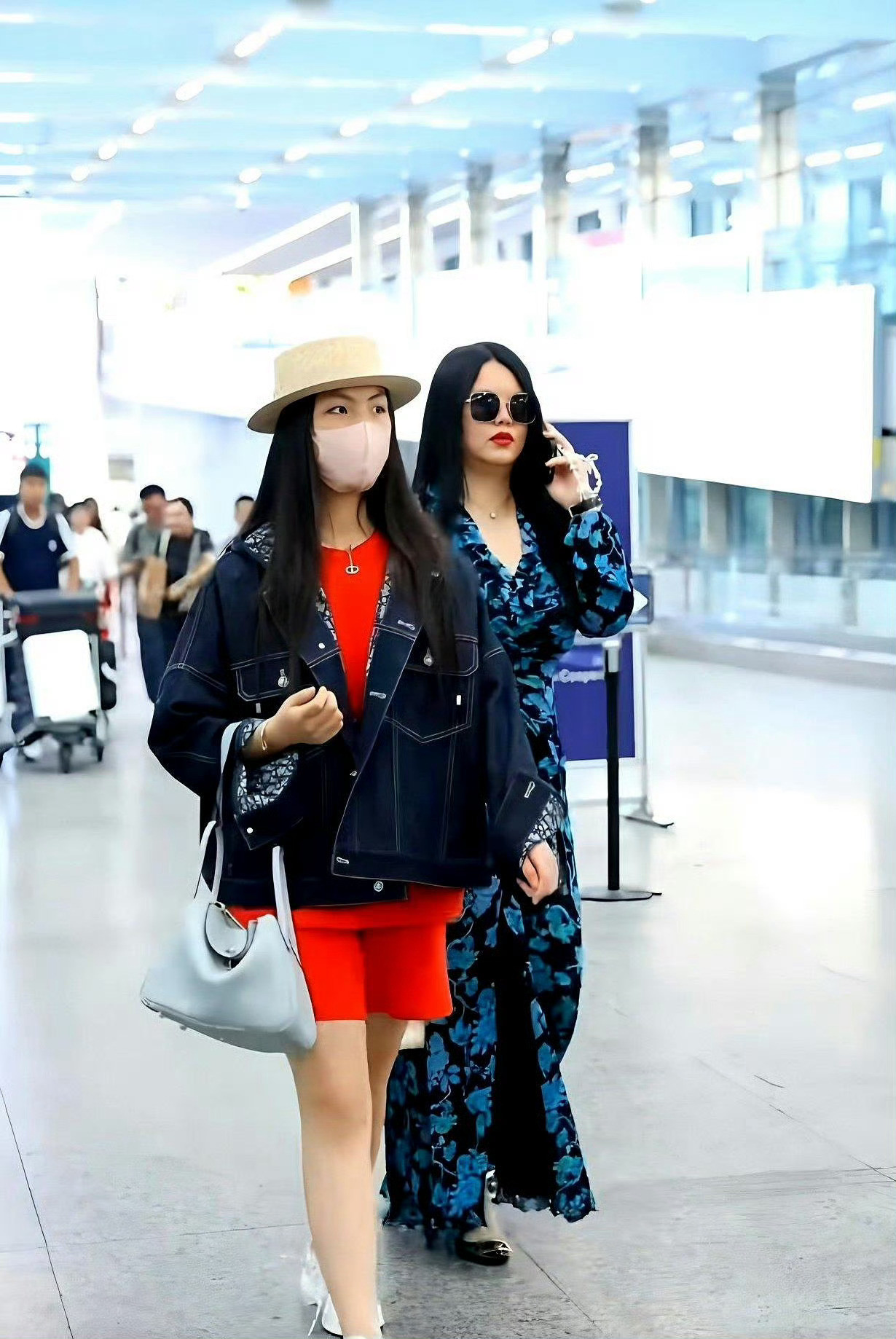 王诗龄简直就是李湘翻版，母女两一个模子里刻出来的穿这身衣服就像双胞胎姐妹