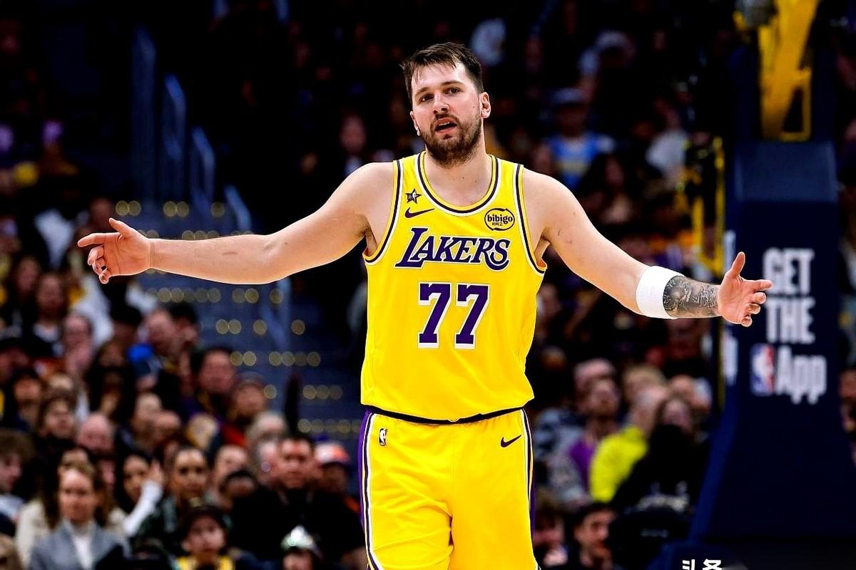 我看到一张比赛的技术统计，血压瞬间就上来了。首发五个人，一个人的得分，不多不少