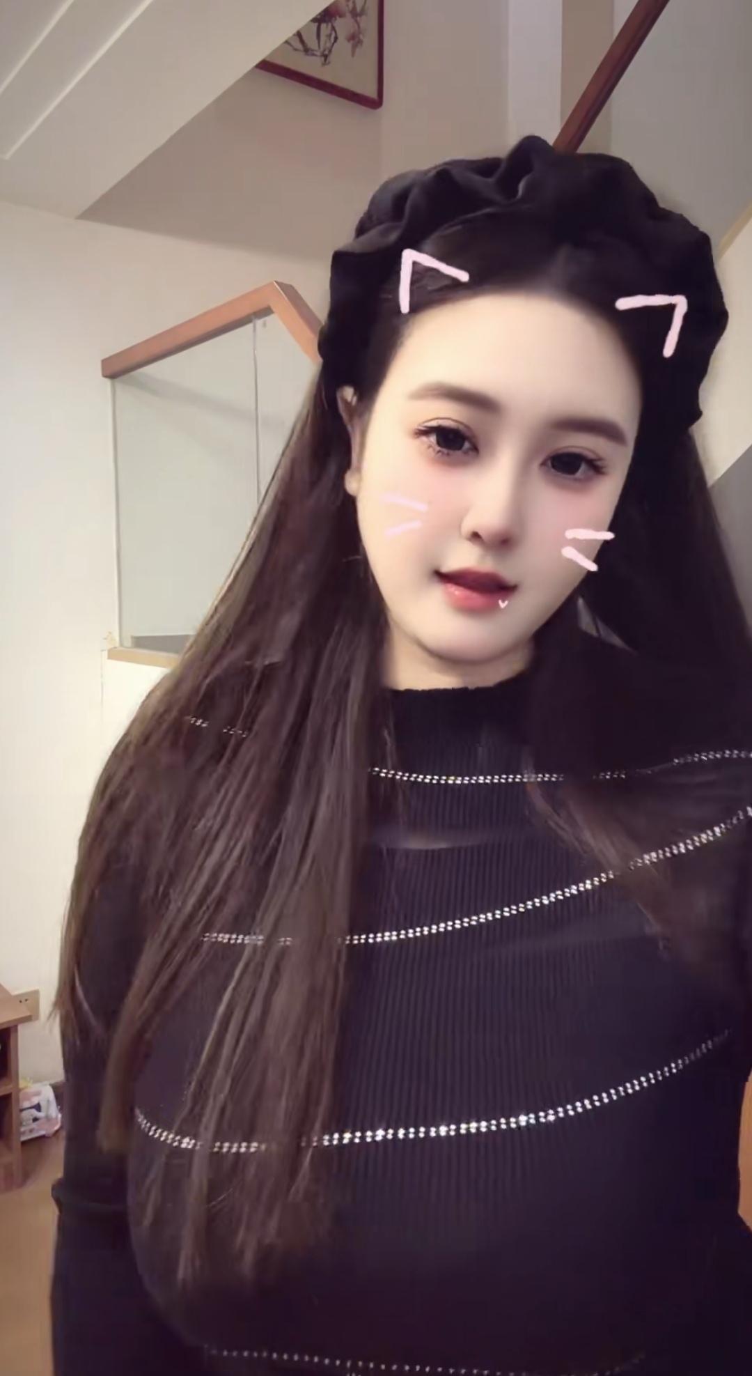 这姑娘戴了个蝴蝶结头饰。