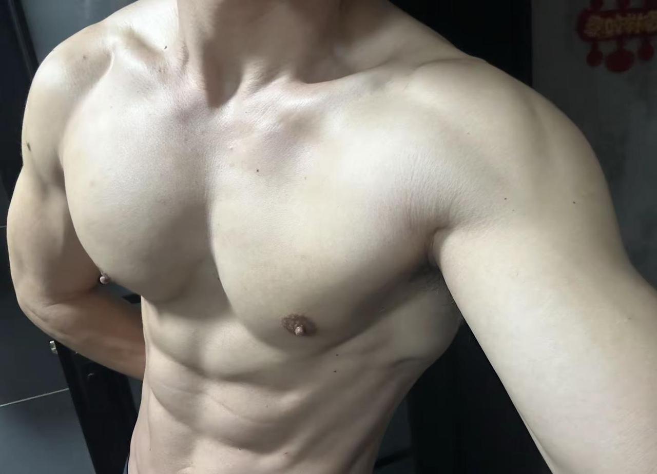 自拍注意点，拍不好就变动态图了，小心走光肌肉展示自拍胸肌腹肌