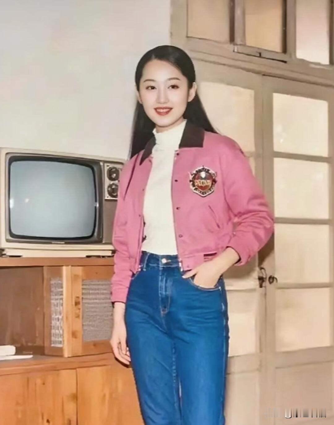 老照片：这张照片拍摄于90年代，当时杨钰莹才20岁左右，刚出道，穿着90年代流行