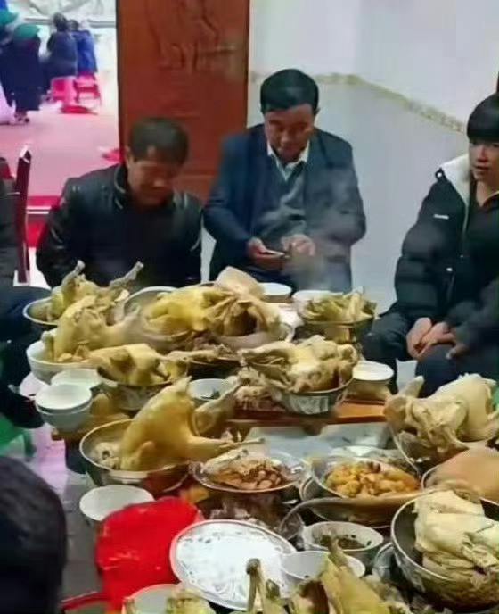 这是我见过最离谱的席但凡多上几个菜大家就不用这样无奈的坐着了​​​